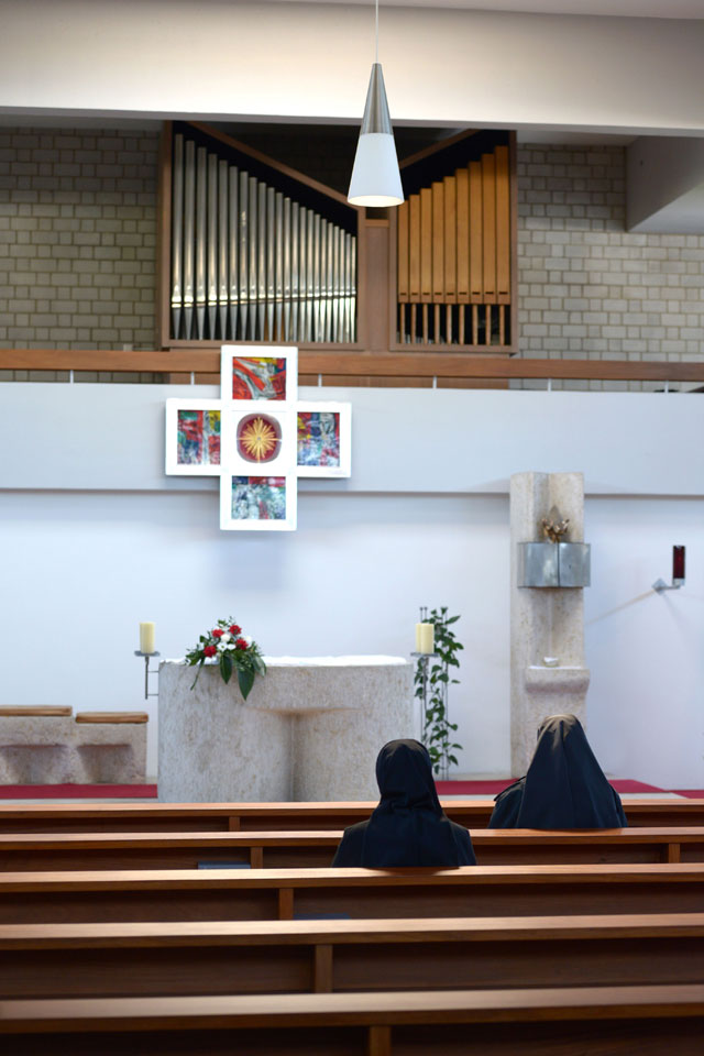 zwei Klosterschwestern in der Kirche