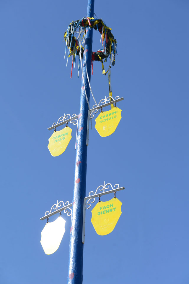 Maibaum vor Cabrini Schule